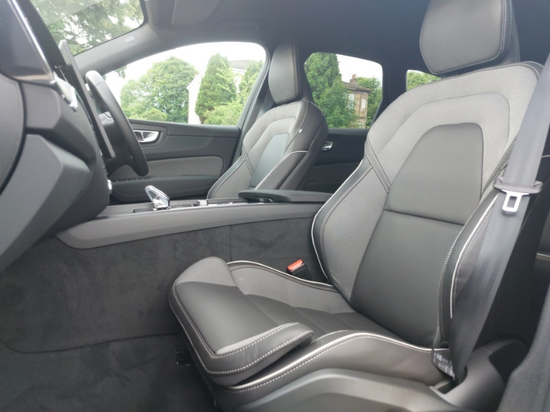 Volvo XC60 2.0 B5p Plus Black Edition Awd Geartronic Black #4