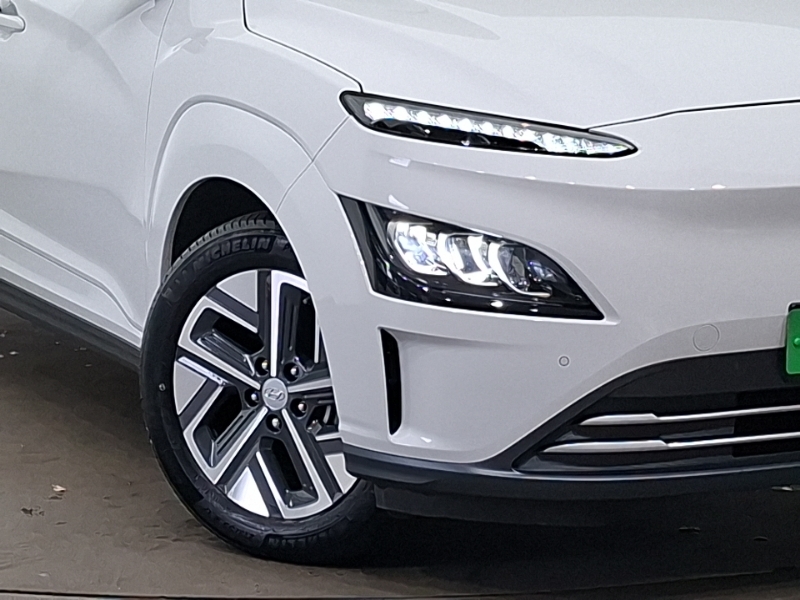 Hyundai Kona Premium White #20