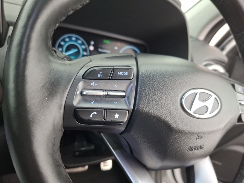 Hyundai Kona Premium White #12