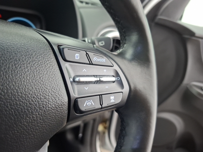 Hyundai Kona Premium White #13