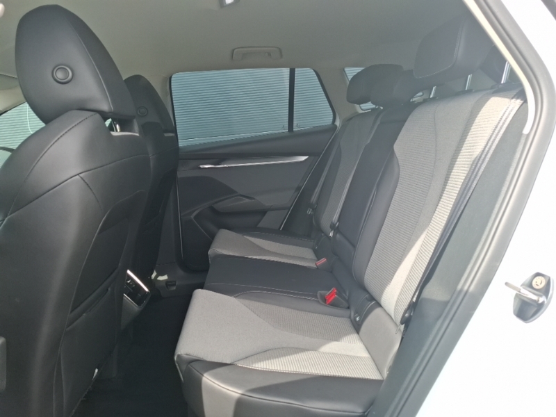 Skoda ENYAQ 150Kw 80 Loft 82Kwh White #6