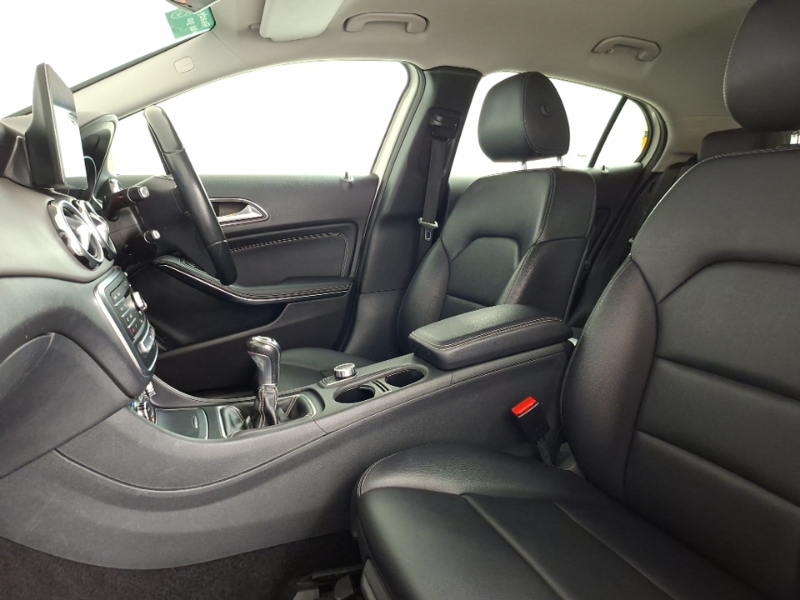 Mercedes-Benz GLA Class Gla 200D Sport White #5