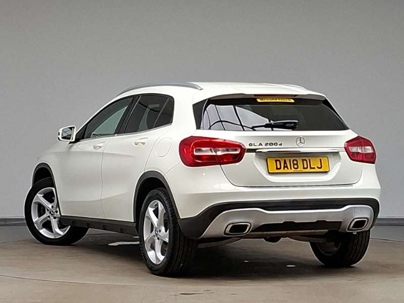 Mercedes-Benz GLA Class Gla 200D Sport White #2