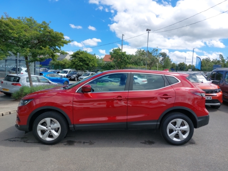 Nissan Qashqai Hatchback Red #4