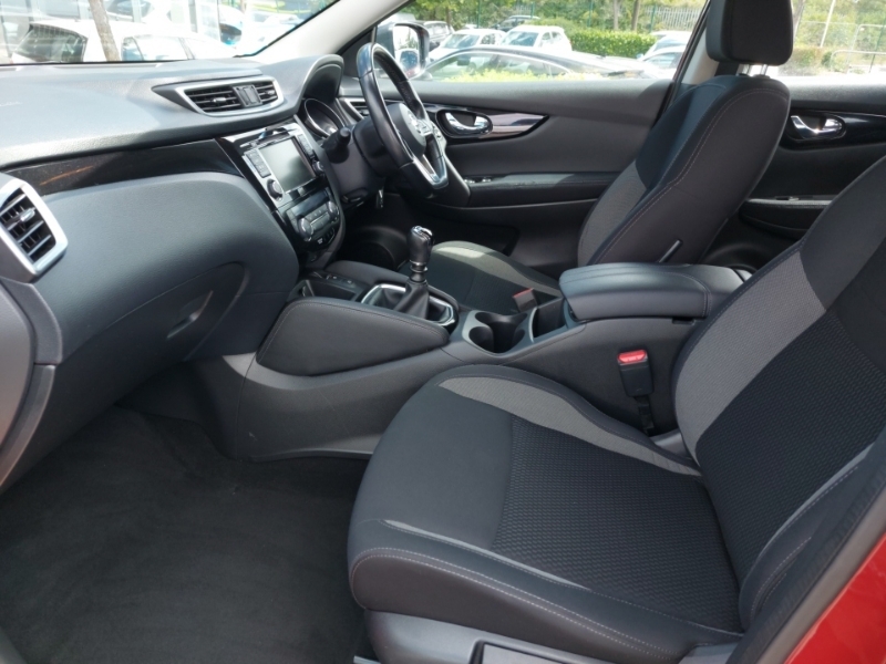 Nissan Qashqai Hatchback Red #5