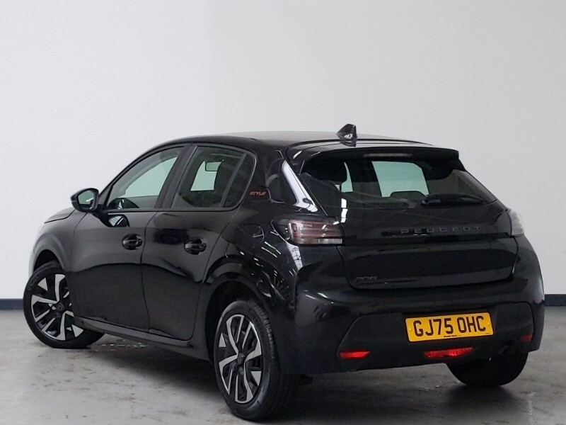 Peugeot 208 1.2 Puretech 100 Style Black #2