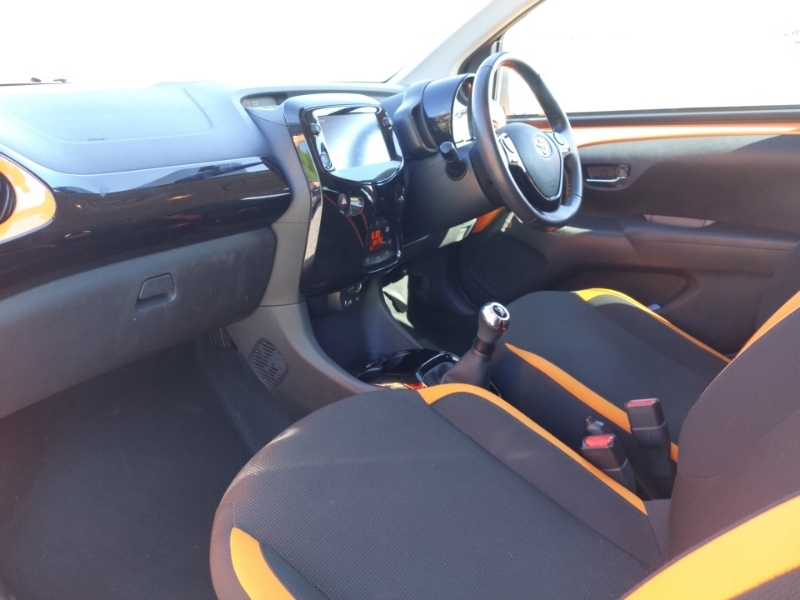 Toyota Aygo 1.0 Vvt-i X-cite 6 Orange #5