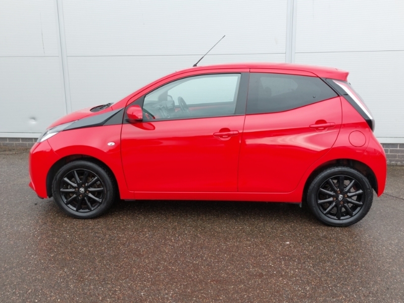 Toyota Aygo 1.0 Vvt-i X-style X-shift Red #4