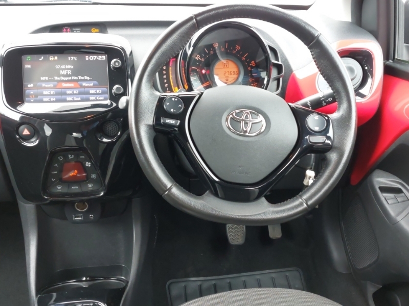 Toyota Aygo X-play Red #8