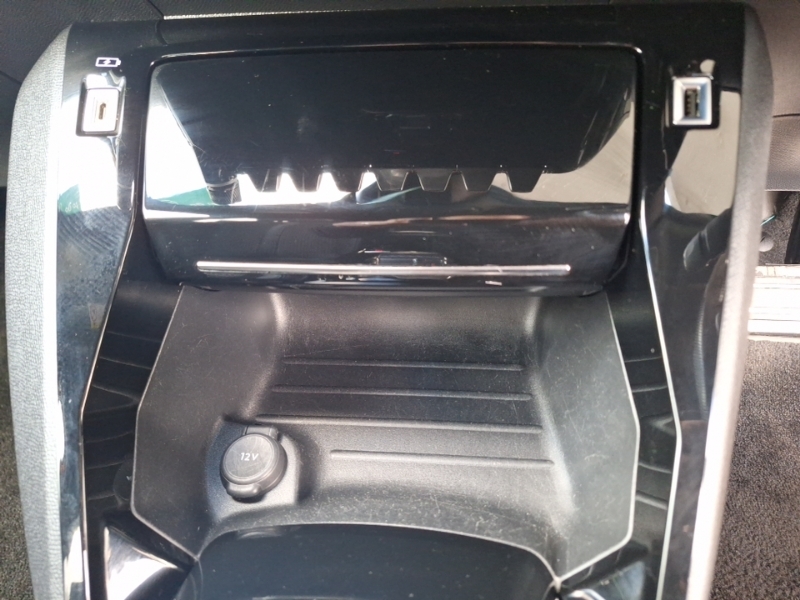 Peugeot e-2008 Active Premium Red #15