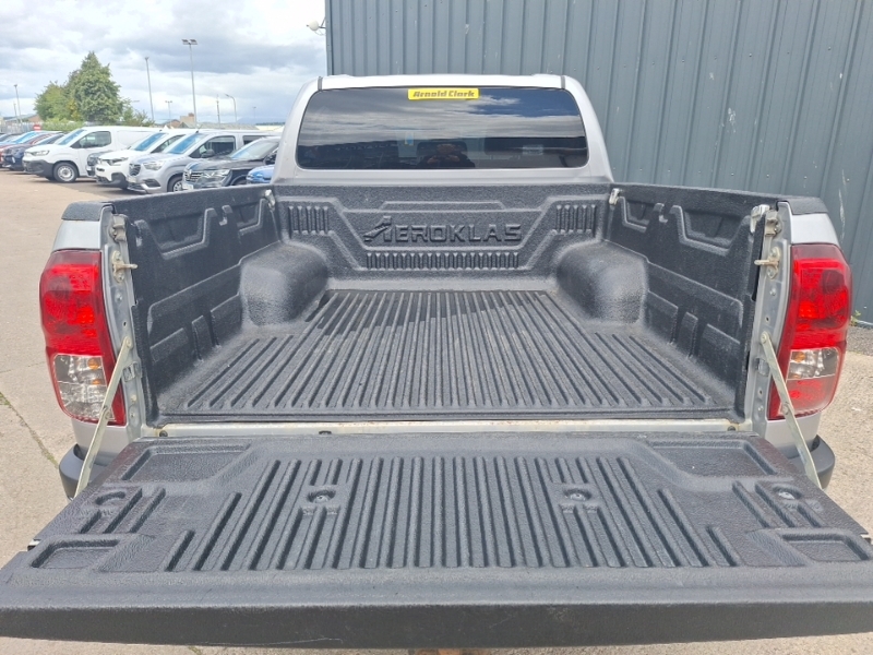 Toyota HILUX Active 4X4 White #18