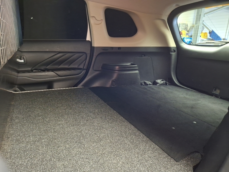 Mitsubishi Outlander 2.4 Phev Juro Commercial White #6