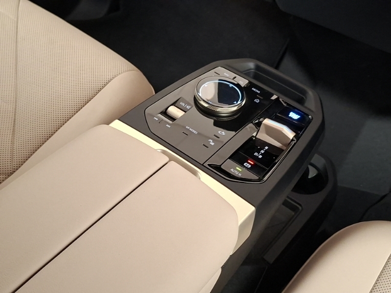 BMW iX 40 76.6Kwh M Sport Xdrive White #10