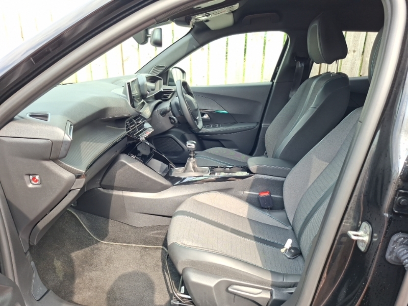 Peugeot 2008 1.2 Puretech Allure Premium Black #5