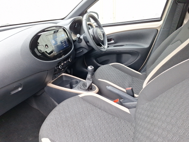 Toyota Aygo X 1.0 Vvt-i Edge Beige #5