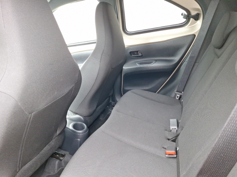 Toyota Aygo X 1.0 Vvt-i Edge Beige #6