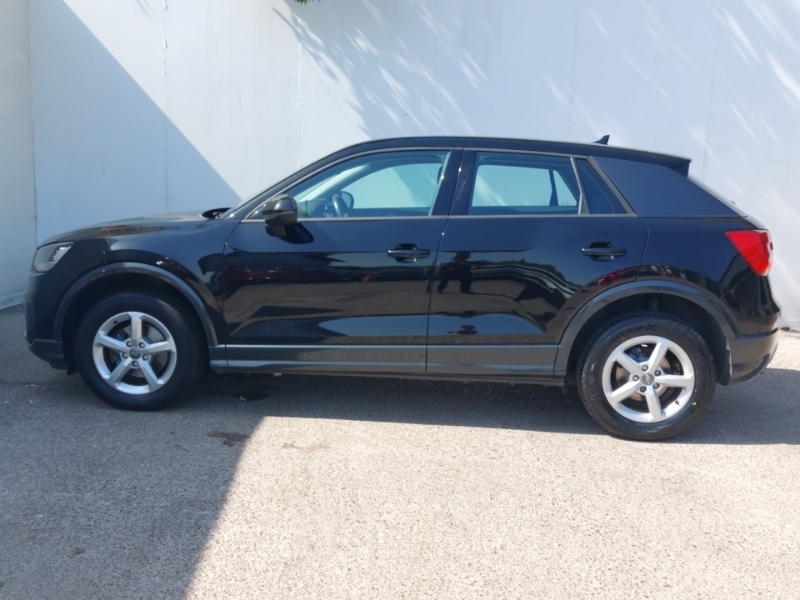 Audi Q2 30 Tfsi Technik Black #4