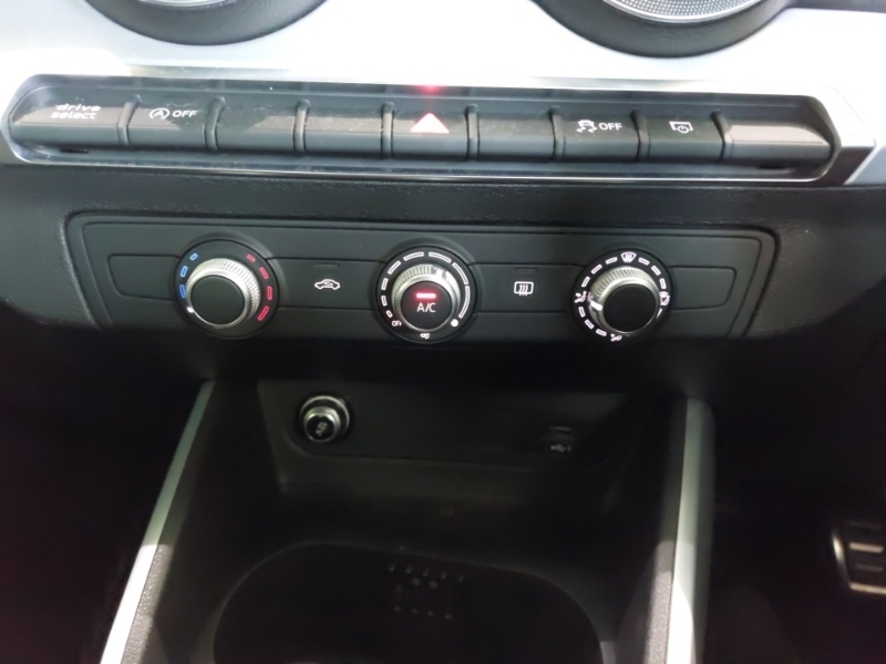 Audi Q2 30 Tfsi Technik Black #15