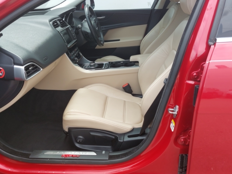 Jaguar XE 2.0D 180 Prestige Red #5