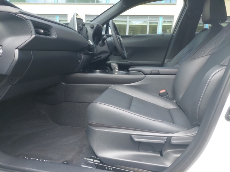 Lexus UX 300H 2.0 F-sport Design Cvt White #5