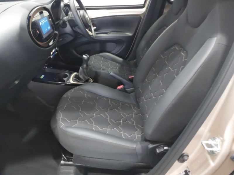 Toyota Aygo X 1.0 Vvt-i Exclusive Beige #5