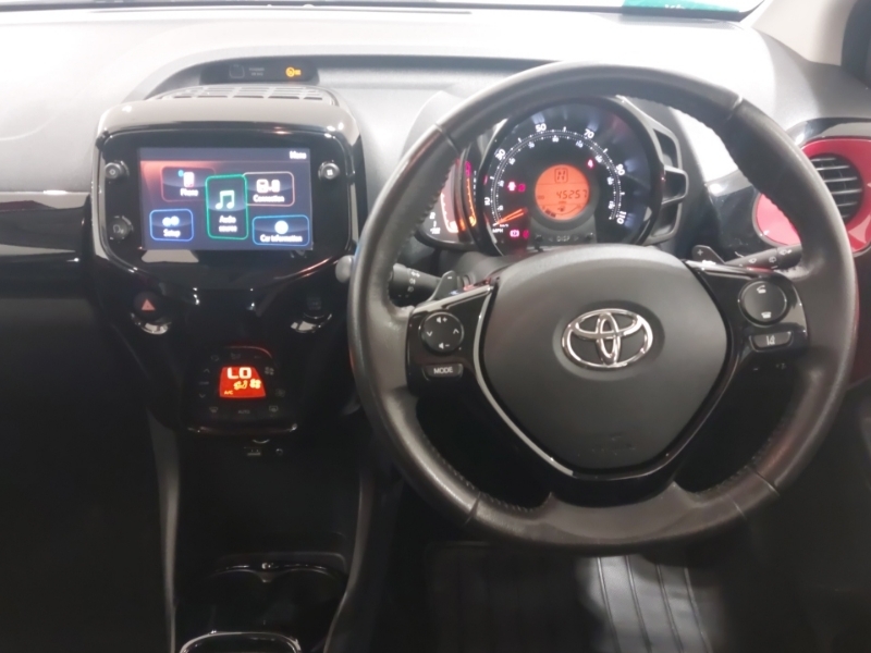 Toyota Aygo 1.0 Vvt-i X-clusiv X-shift Red #4