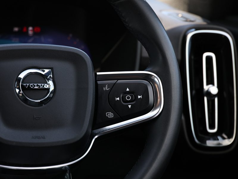 Volvo XC40 Plus Black #10