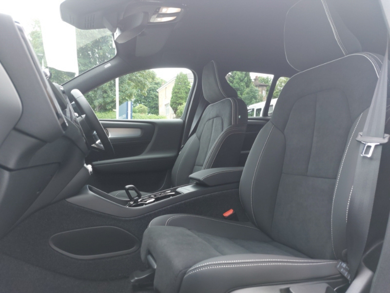Volvo XC40 2.0 B3p Plus Black Edition Blue #5
