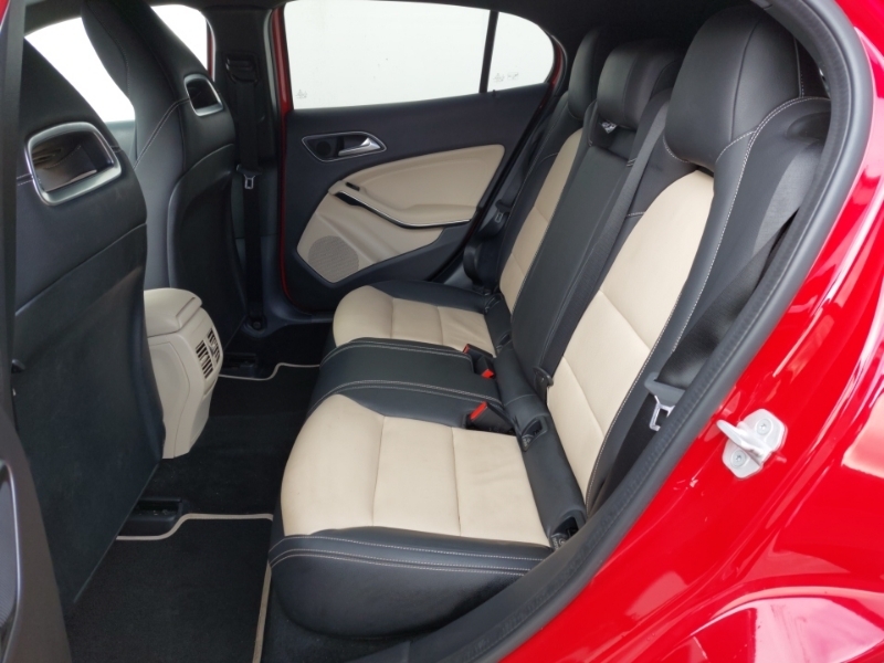 Mercedes-Benz GLA Class Gla 200 Amg Line Executive Red #6
