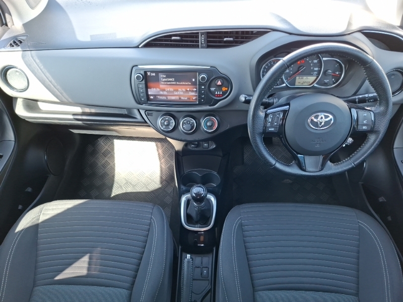 Toyota Yaris 1.33 Vvt-i Design White #3