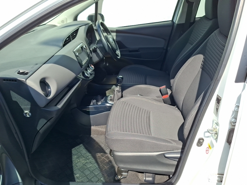 Toyota Yaris 1.33 Vvt-i Design White #5