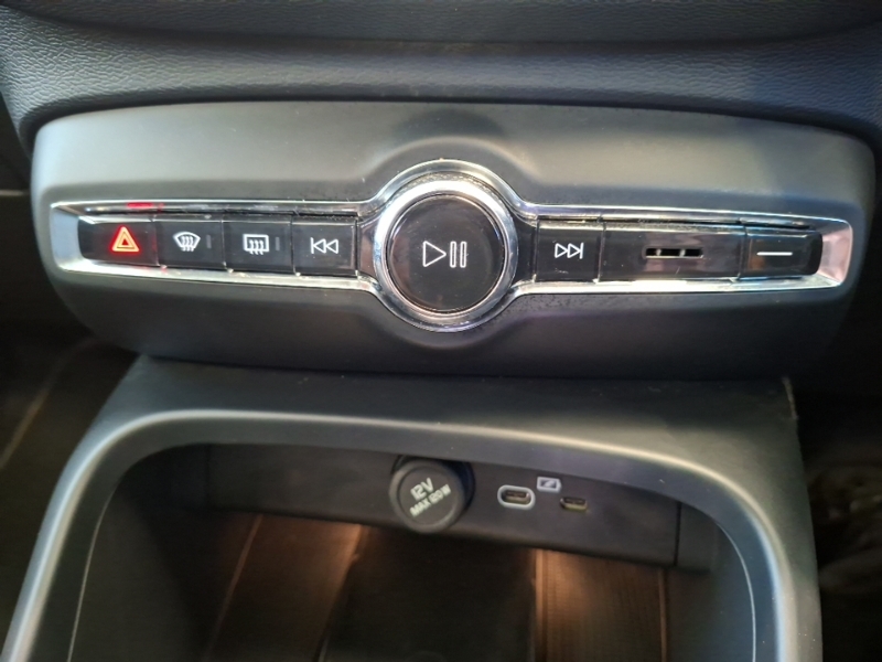 Volvo XC40 2.0 B4p Plus Dark 2024 Grey #17