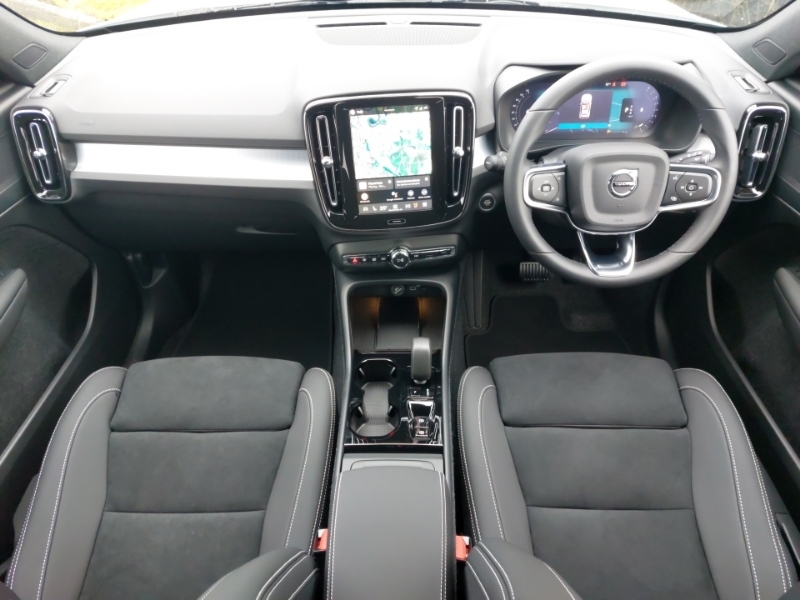 Volvo XC40 2.0 B3p Plus Black Edition White #3