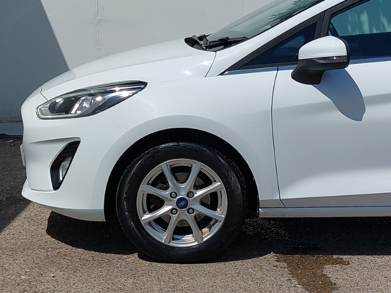 Ford Fiesta 1.1 Zetec 2018 Red #19