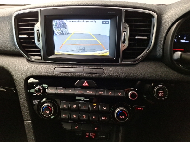 Kia Sportage Estate White #9
