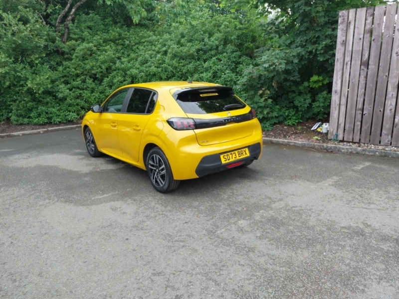 Peugeot 208 1.2 Puretech Active Premium Yellow #2