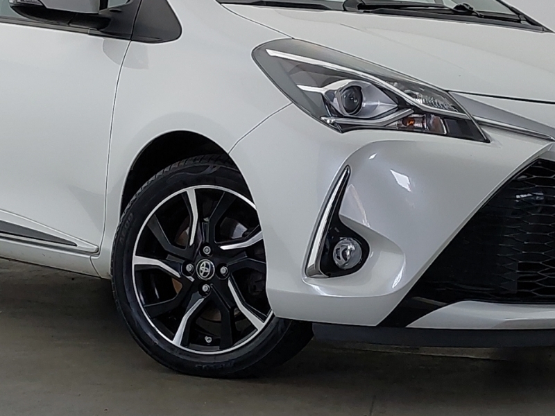 Toyota Yaris Icon White #20