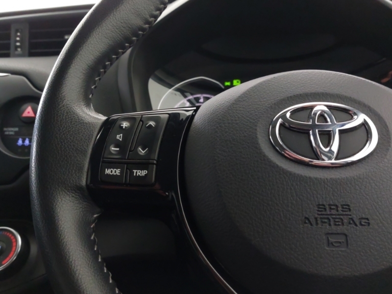Toyota Yaris Icon White #12