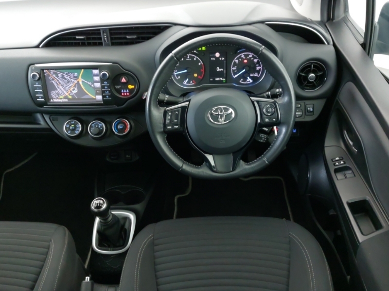 Toyota Yaris Icon White #8