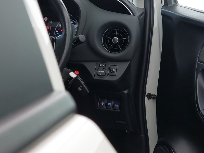 Toyota Yaris Icon White #17