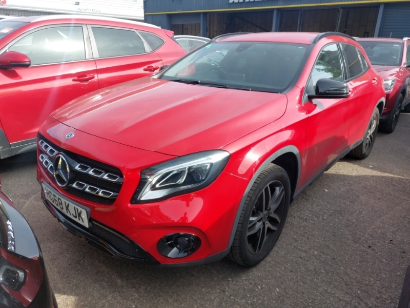 Mercedes-Benz GLA Class Gla 180 Urban Edition Red