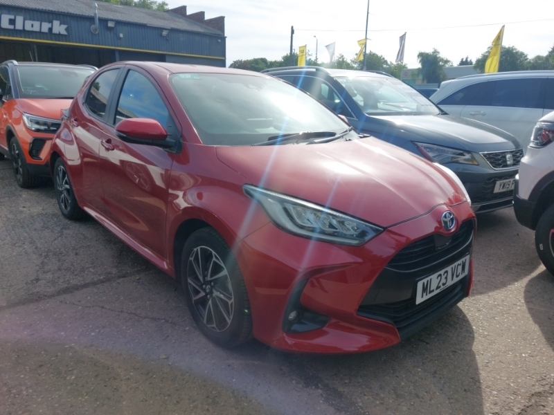 Toyota Yaris 1.5 Hybrid Design Cvt Red