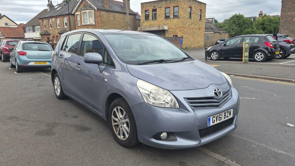 Toyota Verso Mpv Blue