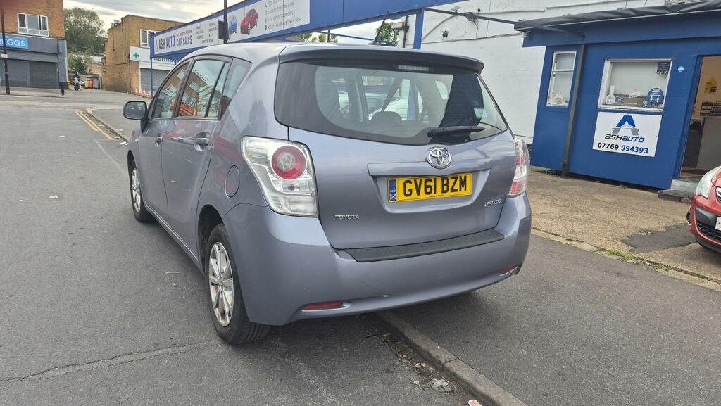 Toyota Verso Mpv Blue #4