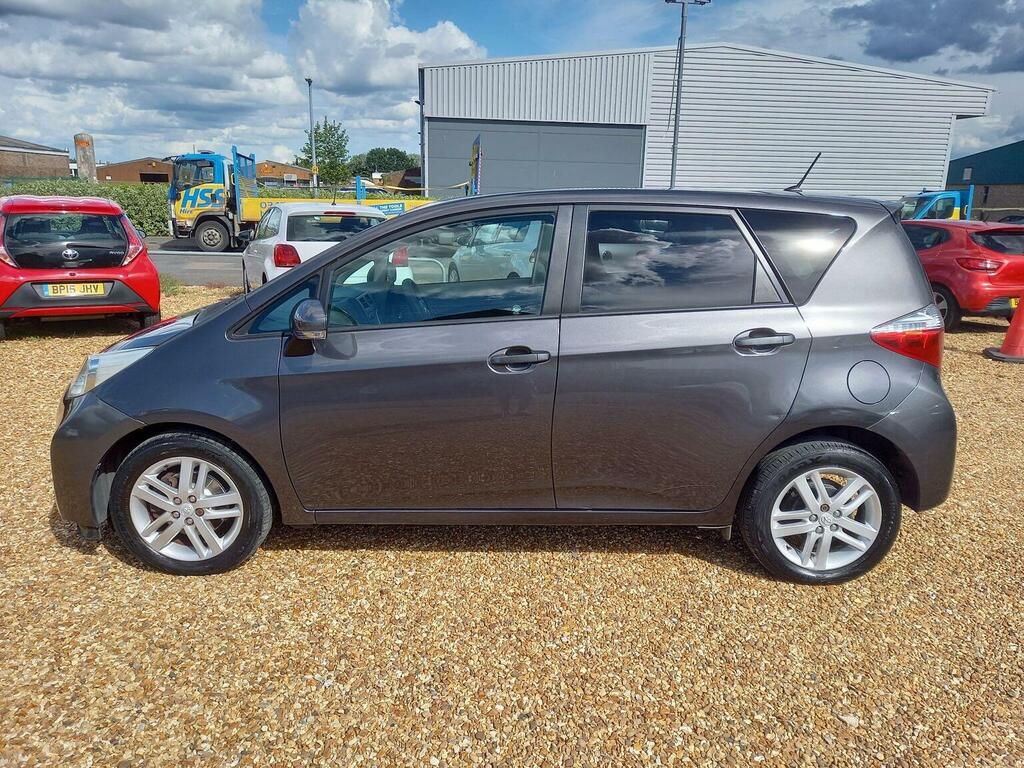 Toyota Verso-S Mpv Silver #4