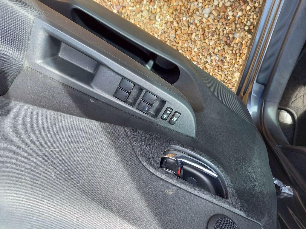 Toyota Verso-S Mpv Silver #21