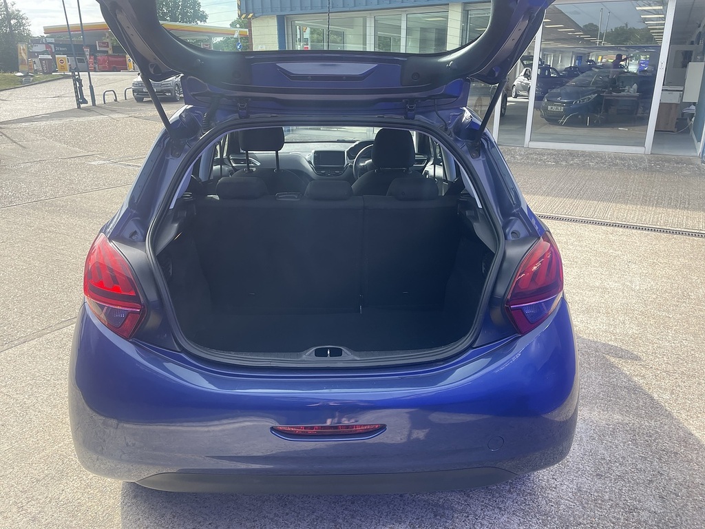Peugeot 208 Puretech Xs White EJ16LWL Blue #5