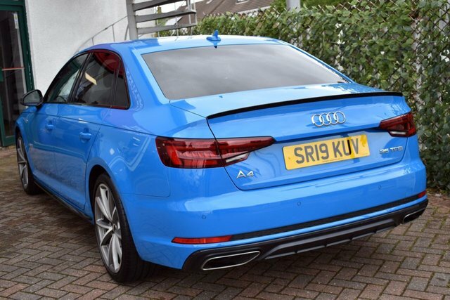 Audi A4 2019 2.0Tfsi 35 Black Edition Saloon 6-Speed 148 B SR19KUV Blue #4