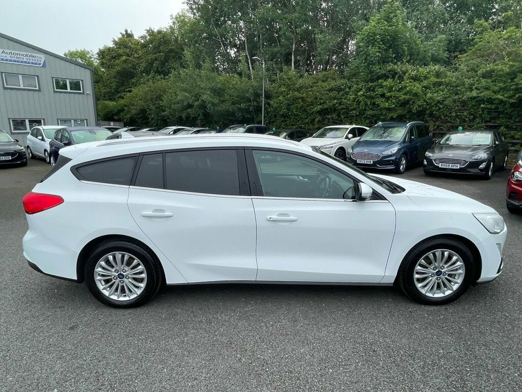 Ford Focus 1L Titanium White #2