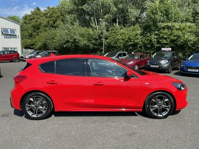 Ford Focus 1L St-line BG19ZDU Red